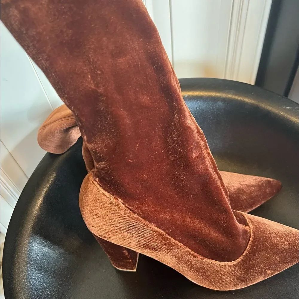 Brown/tan velvet boots
Forever 21 Sz 8